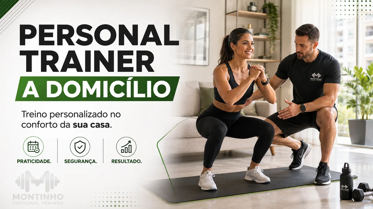 Personal trainer acompanhando aluna em agachamento na sala de casa, com os destaques praticidade, segurança e resultado — Personal por Perto