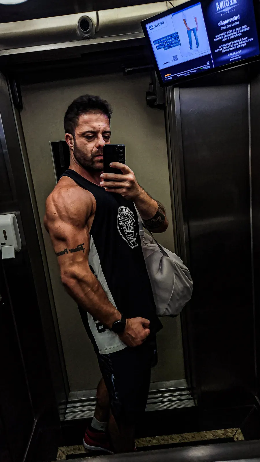 Montinho Personal no elevador do condomínio a caminho de um atendimento — personal trainer em domicílio na região de Santana de Parnaíba e Alphaville