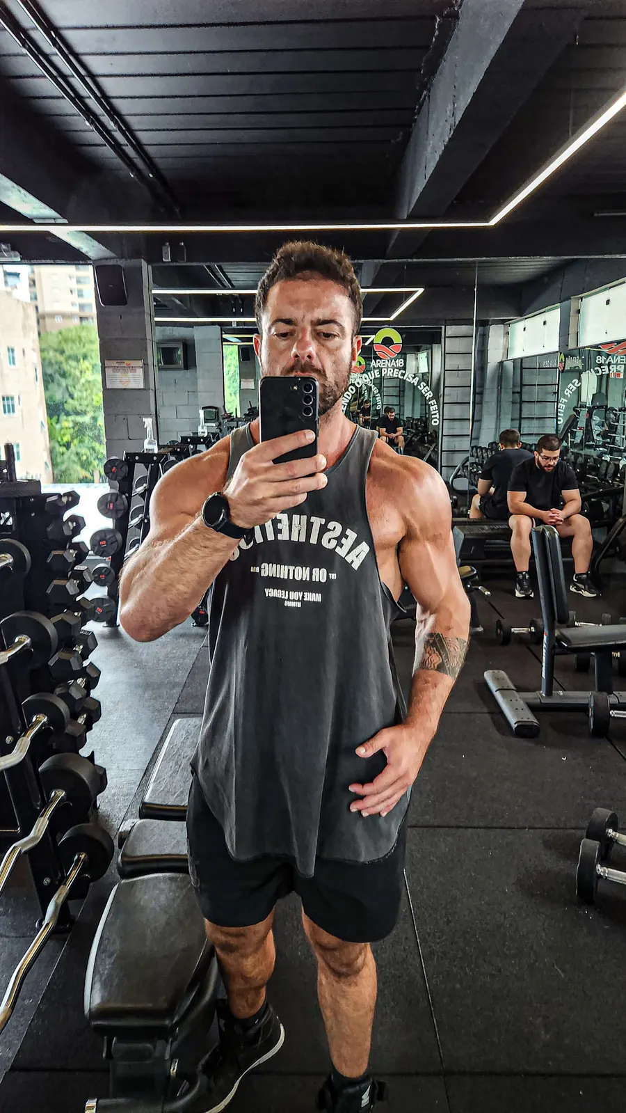 Montinho Personal em academia após o treino — personal trainer com mais de 20 anos de musculação atendendo Santana de Parnaíba e região