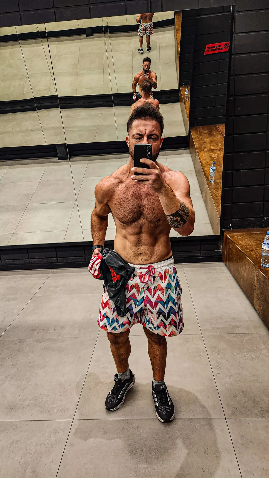 Montinho Personal em academia após o treino, com o físico definido por mais de 20 anos de musculação — personal trainer que atende Tamboré, Alphaville e região